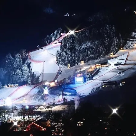 Hocheckhuette On Of The Hahnenkamm Mountain * 基茨比厄尔