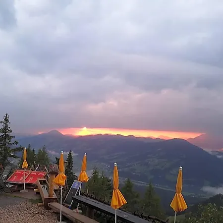 Hocheckhuette On Of The Hahnenkamm Mountain 基茨比厄尔