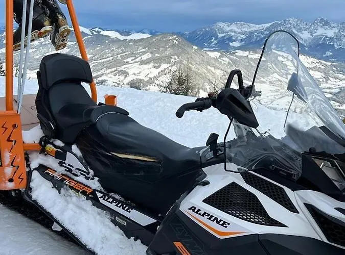 Hocheckhuette On Of The Hahnenkamm Mountain אורחן