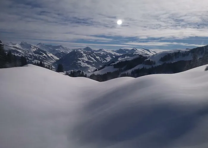Hocheckhuette On Of The Hahnenkamm Mountain אורחן קיצביהל