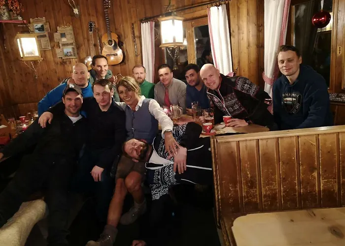 Hocheckhuette On Of The Hahnenkamm Mountain אורחן קיצביהל