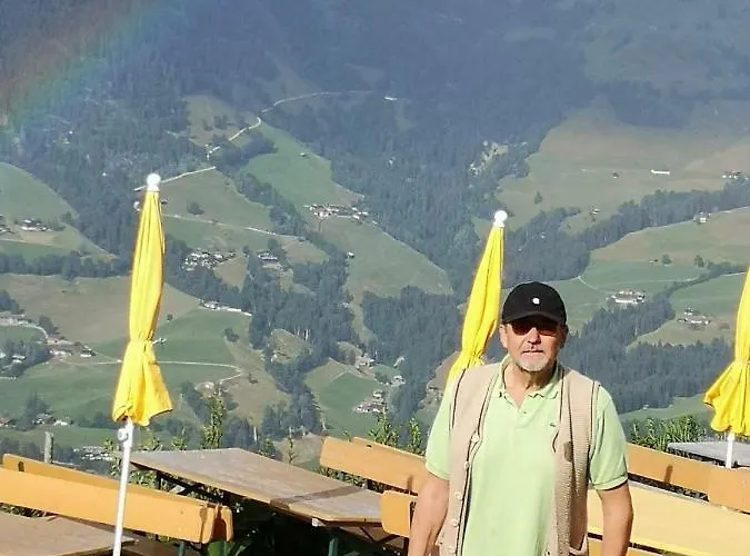 Hocheckhuette On Of The Hahnenkamm Mountain קיצביהל