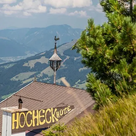 Hocheckhuette On Of The Hahnenkamm Mountain 키츠부헬