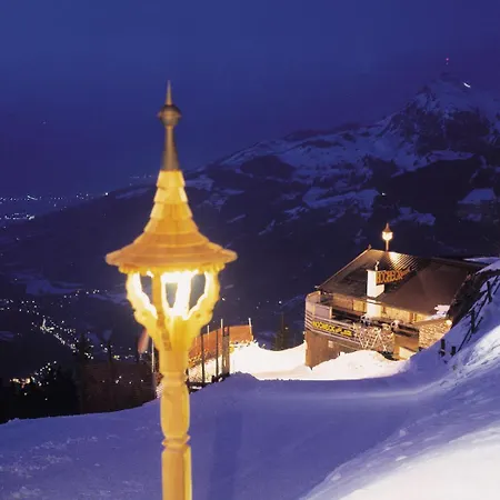 Hocheckhuette On Of The Hahnenkamm Mountain 여관