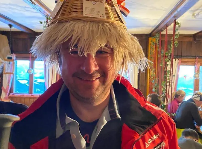 Värdshus Hocheckhuette On Of The Hahnenkamm Mountain